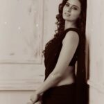 Meenakshi Dixit Instagram - Old is gold❤️ I so love that effect! Wish I was born back then🤔😇 #meenakshidixit #reelsinstagram #reelitfeelit #reels #trending #oldisgold