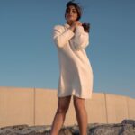 Meera Nandan Instagram – On a windy day… 

.

📸 @mahafooz_b 

.

#goldenhour #newshoot #wind #dubai #beach #dubaibeach #vibes #positivevibes #love #allsmiles #picoftheday #instagood #happyme #white #mydubai #saturday Jumairah Beach, Dubai,UAE