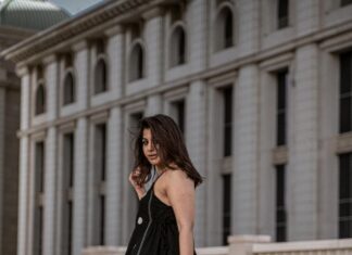 Meera Nandan Instagram - Simran , Palat! #ddlj 🤪 . 📸 @mahafooz_b . #ddljmoment #simranpalat #love #black #newshoot #positivevibes #dubai #mydubai #instagood #instagram #run #wind #dubaifashion Dubai, United Arab Emiratesدبي