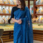 Meera Nandan Instagram – Can you tell how much I love wearing a saree? 😁

.

#new #positivevibes #happyweekend #happyme #instagood #indianwear #sareelove #poser #love #instagram #dubai #dubaijewellery #kalyanjewellers #friyay Dubai, United Arab Emiratesدبي