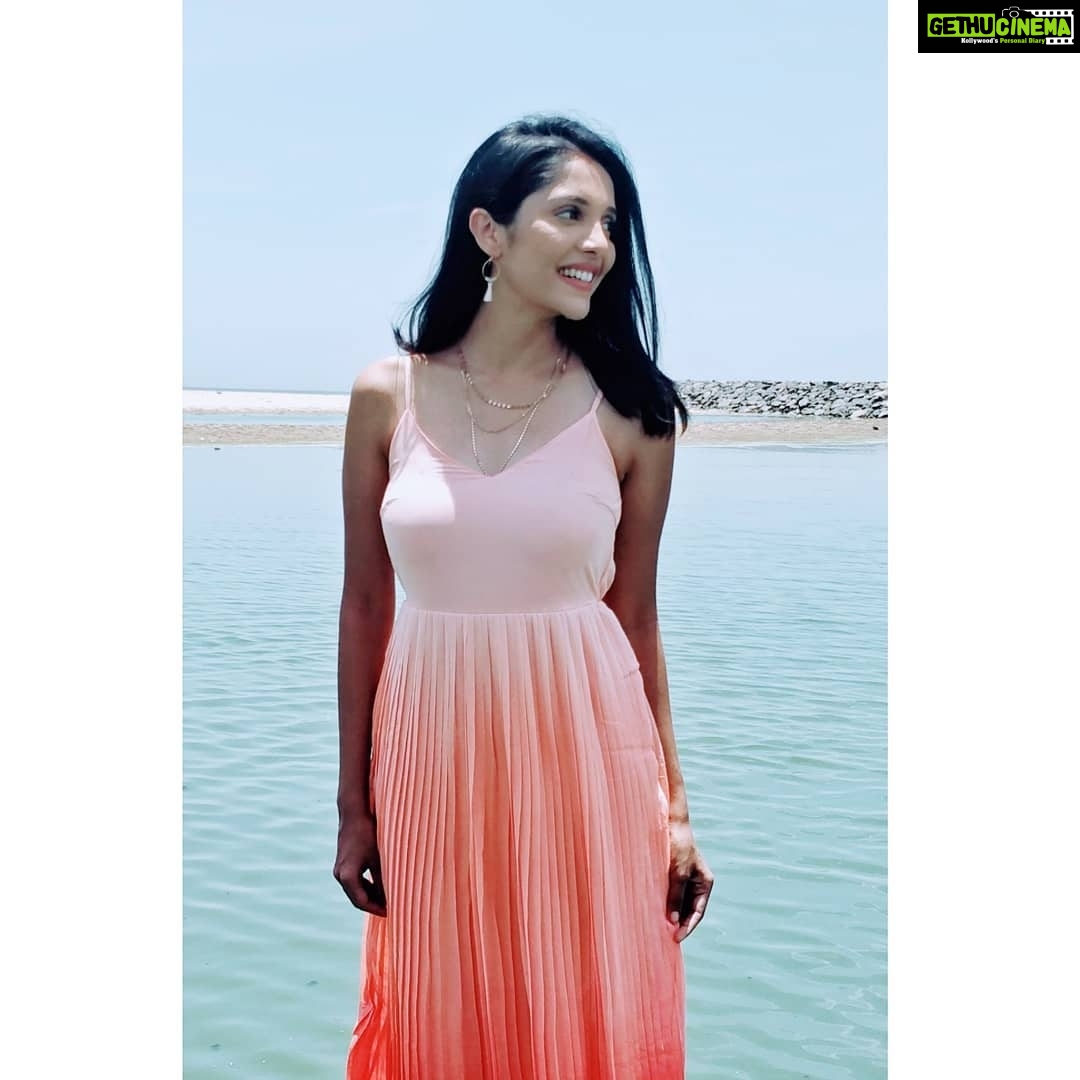 Milana Nagaraj Instagram - #Shootlife🎬 #Chennai #HotSunAndBeach!!