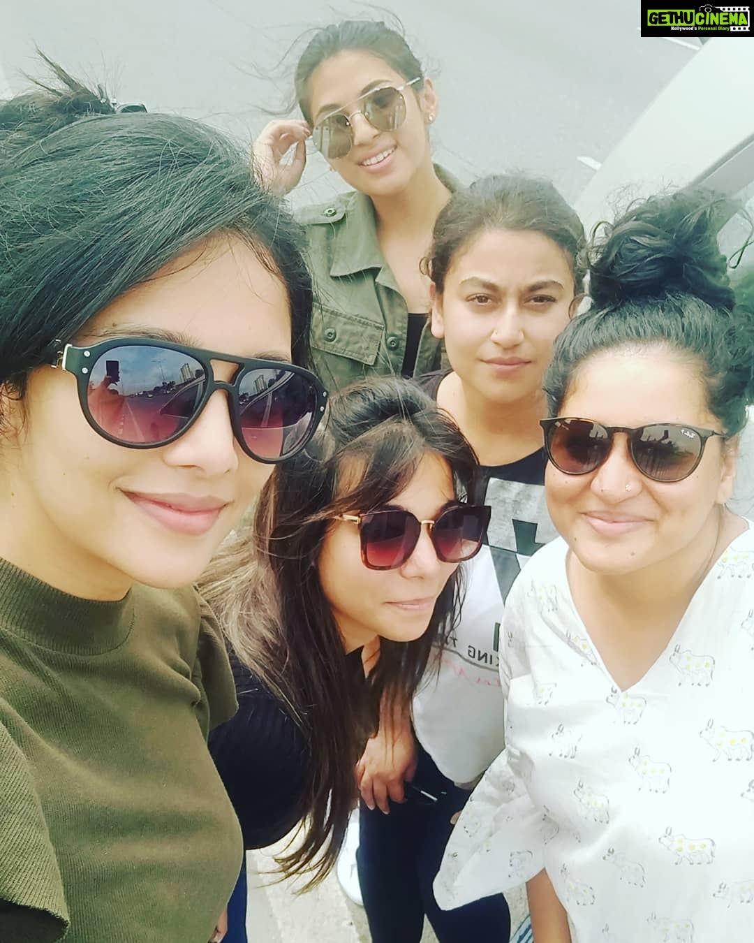 Milana Nagaraj Instagram - Girls on #Jodhpur-JaipurHighway!! @makeupartistrybynashra @suucheta_mittraa_styling @deepikasharmaofficial @nilinthehead