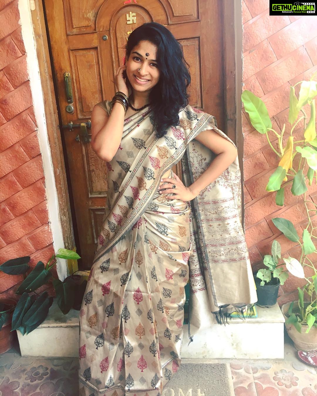 Misha Ghoshal Instagram - When u wear a saree nd u want to show off 😇