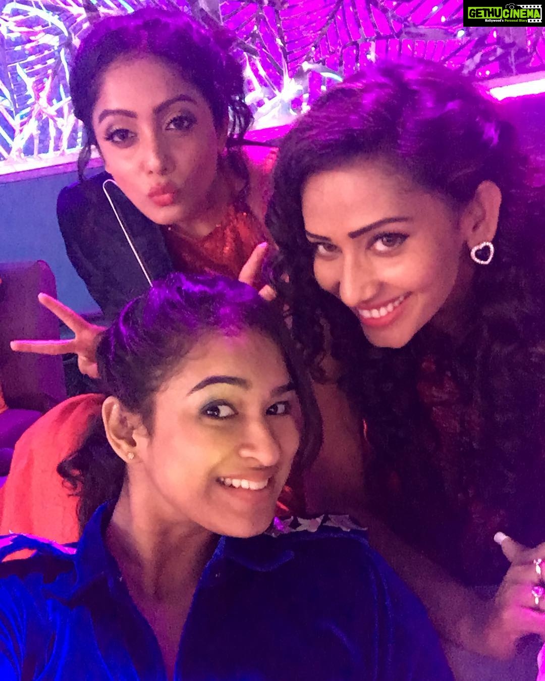Misha Ghoshal Instagram - #dancejodidance#oldfrnz#masti#danceisfun#nofilters 😬