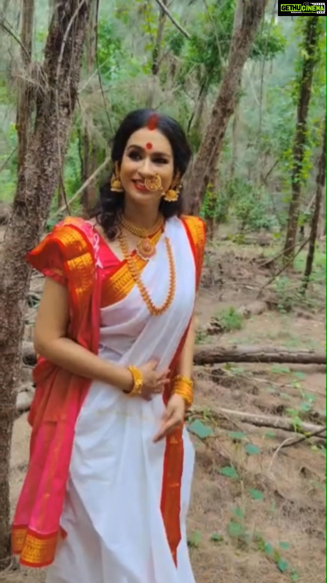 Misha Ghoshal Instagram - Felt like Goddess on this day 😇 Shubho Novomi ❤️ #happydurgapuja