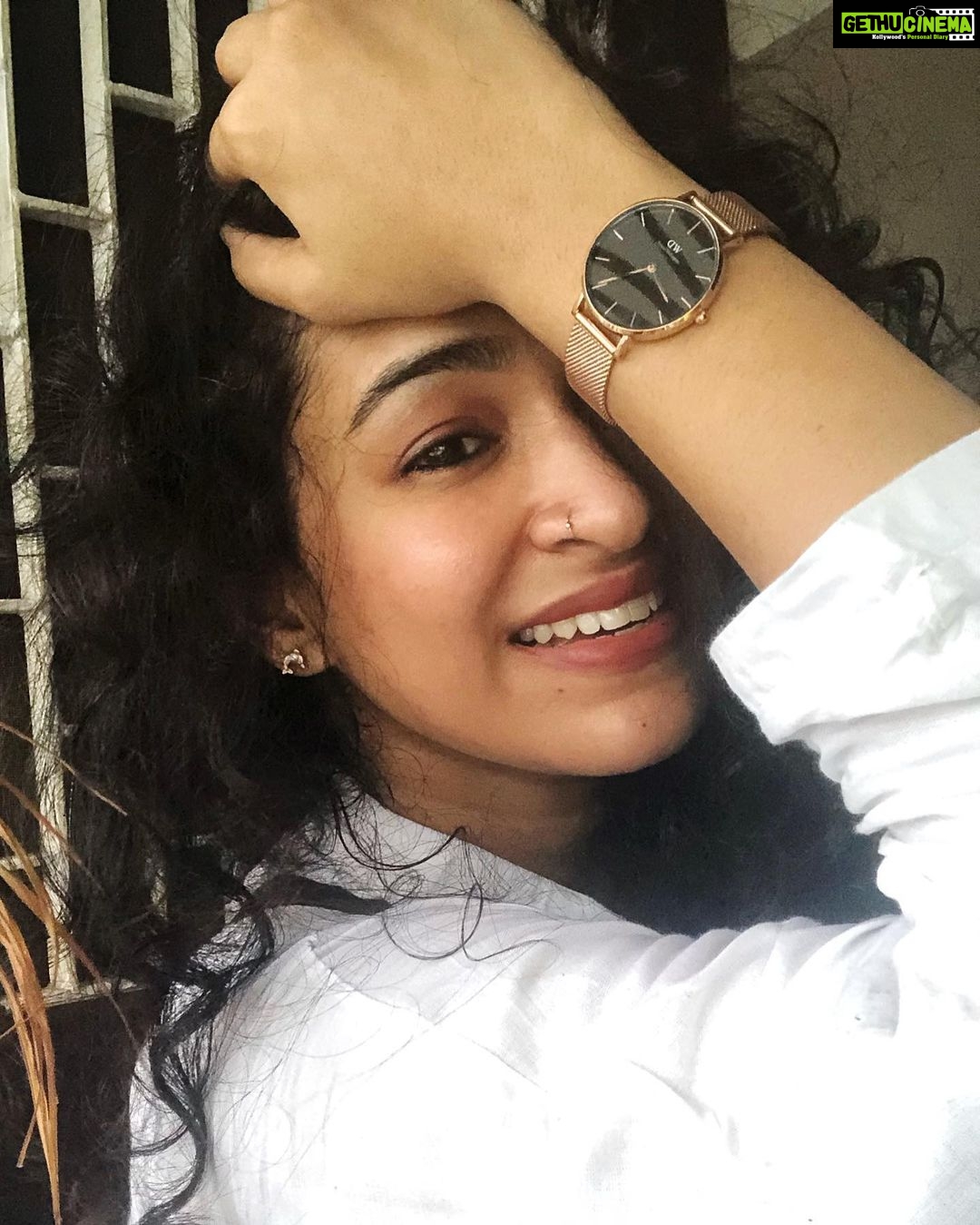 Misha Ghoshal Instagram - Bringing in the Festivities with my favourite @danielwellington. Use my code DWMEESHA to get a 15% off at checkout #danielwellington #ad