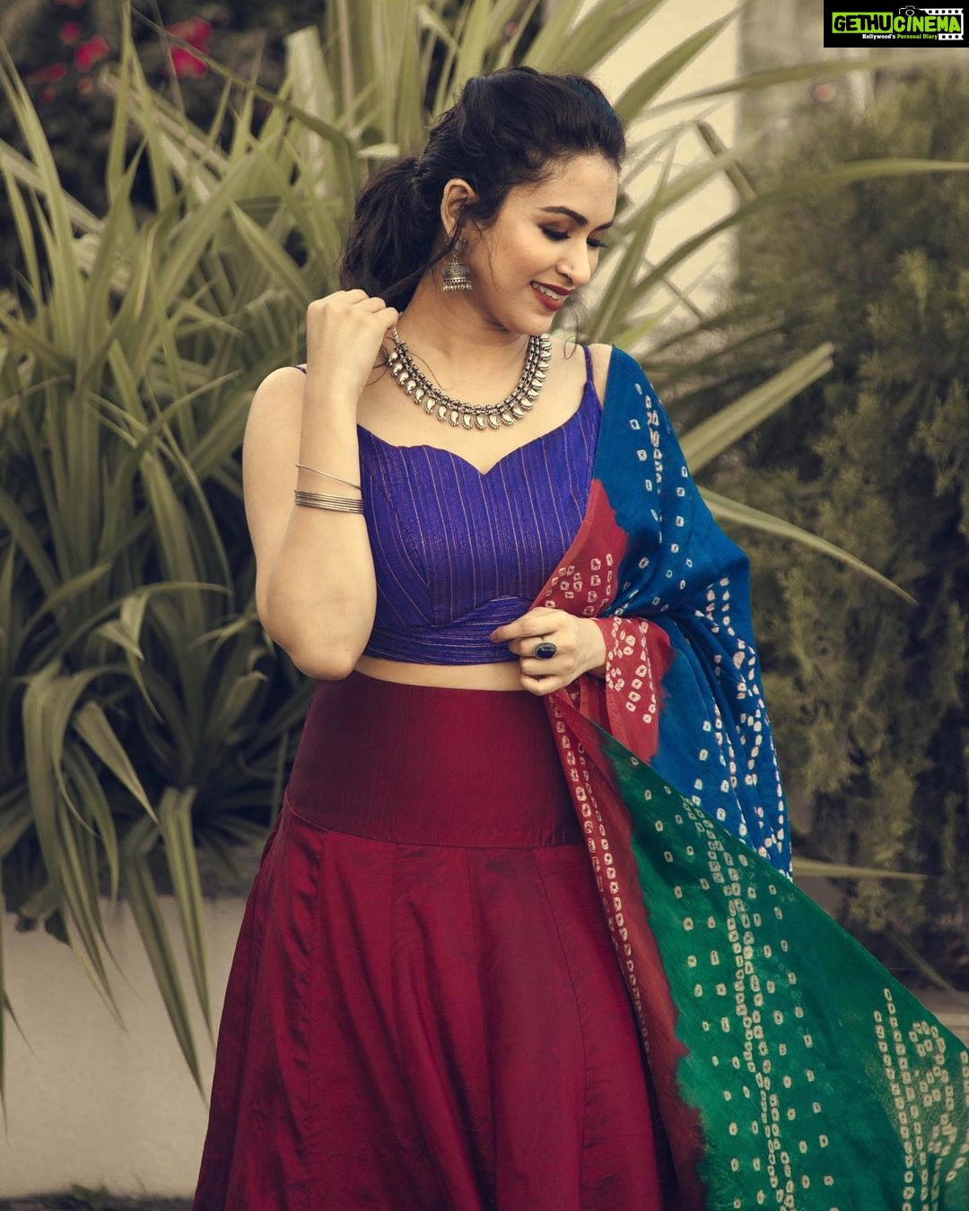 Misha Ghoshal Instagram - When colours start talking 💫 Shot for @labelmana Photography @infinity_skylight Jewelery @manjushaa_jewelry Makeup @themystiquekohl Design & Styling @mey.pandian Assisted by @niki_dili @akshayaa.ven Location @tattva_thestudio