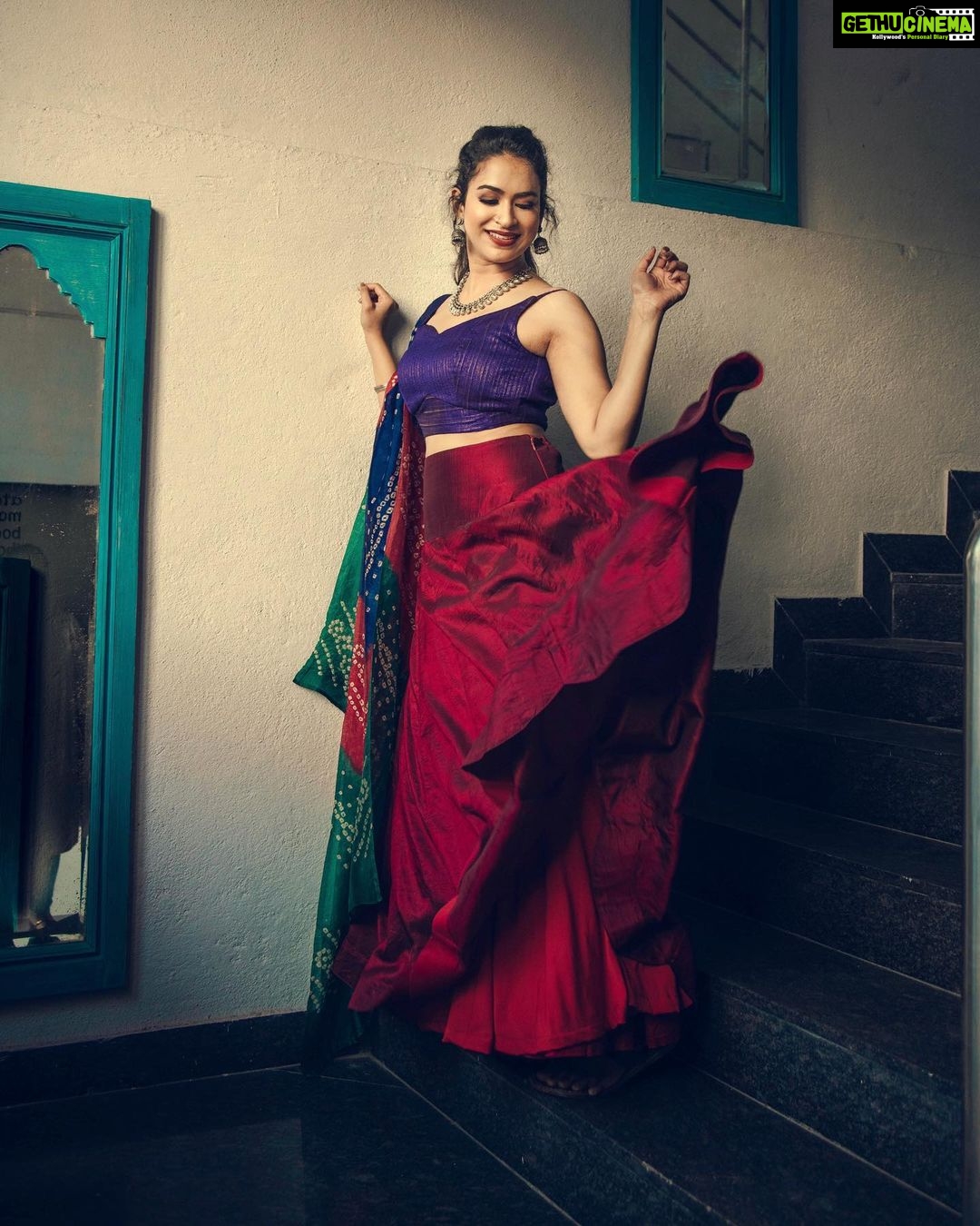 Misha Ghoshal Instagram - When colours start talking 💫 Shot for @labelmana Photography @infinity_skylight Jewelery @manjushaa_jewelry Makeup @themystiquekohl Design & Styling @mey.pandian Assisted by @niki_dili @akshayaa.ven Location @tattva_thestudio