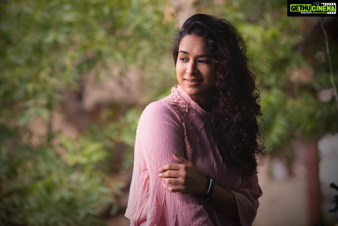 Misha Ghoshal Instagram - Amidst all the chaos, v still find the lil lil spark that keeps us going strong 💪🏼 to all those fighting some kind of battle inside or outside yourselves ❤️ #staystrong PC: @ramani_s2udioofficial