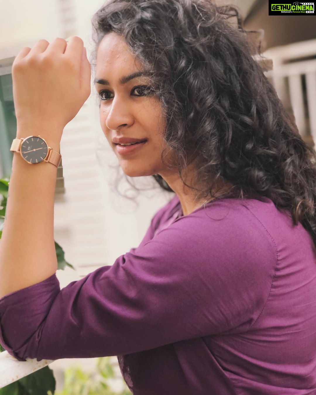 Misha Ghoshal Instagram - Combine my code DWMEESHA to avail another 15% off at checkout #danielwellington #ad