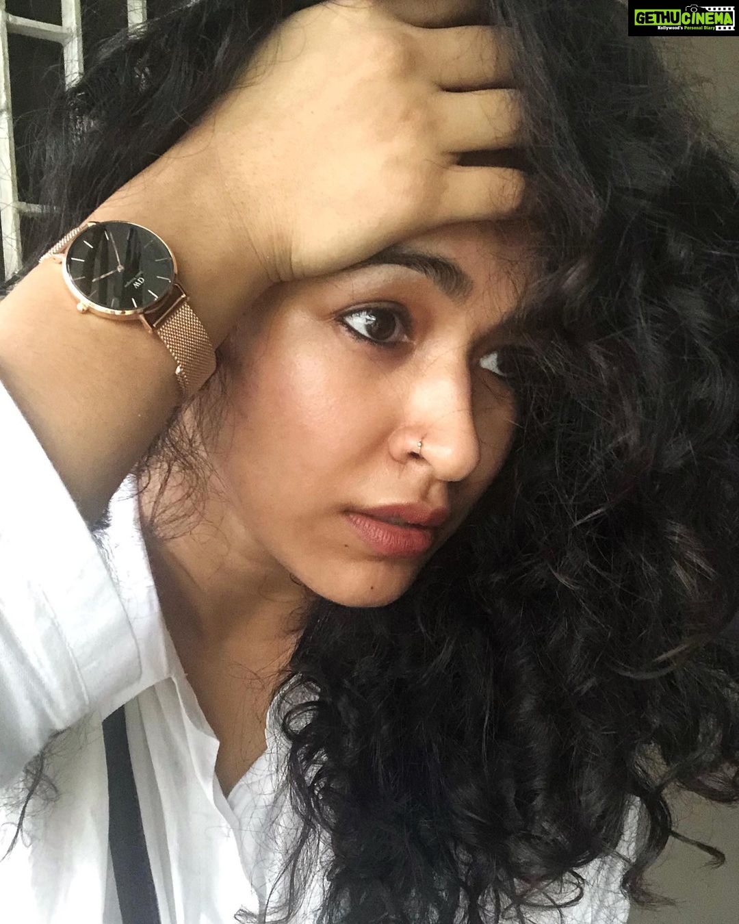 Misha Ghoshal Instagram - Bringing in the Festivities with my favourite @danielwellington. Use my code DWMEESHA to get a 15% off at checkout #danielwellington #ad