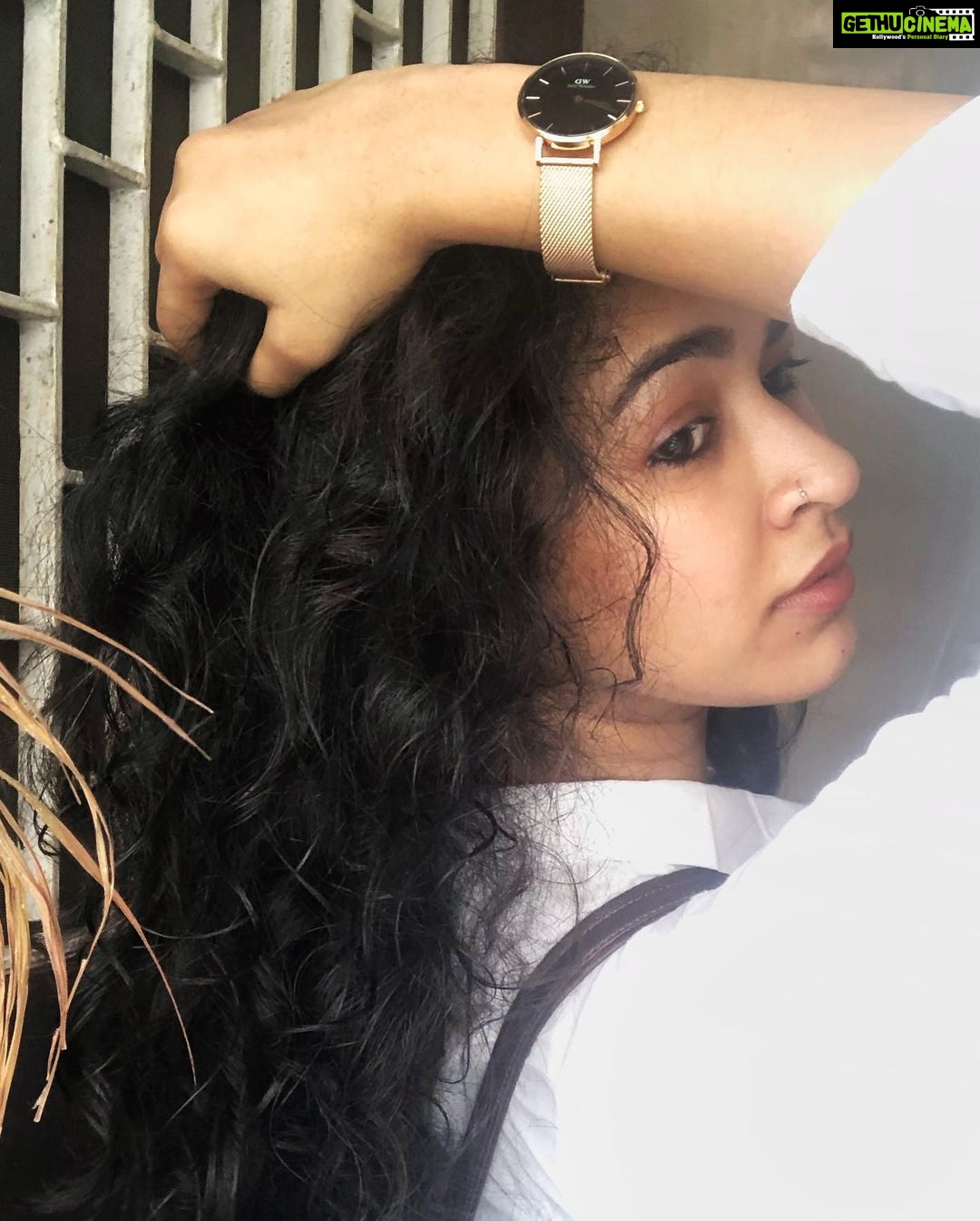 Misha Ghoshal Instagram - Bringing in the Festivities with my favourite @danielwellington. Use my code DWMEESHA to get a 15% off at checkout #danielwellington #ad