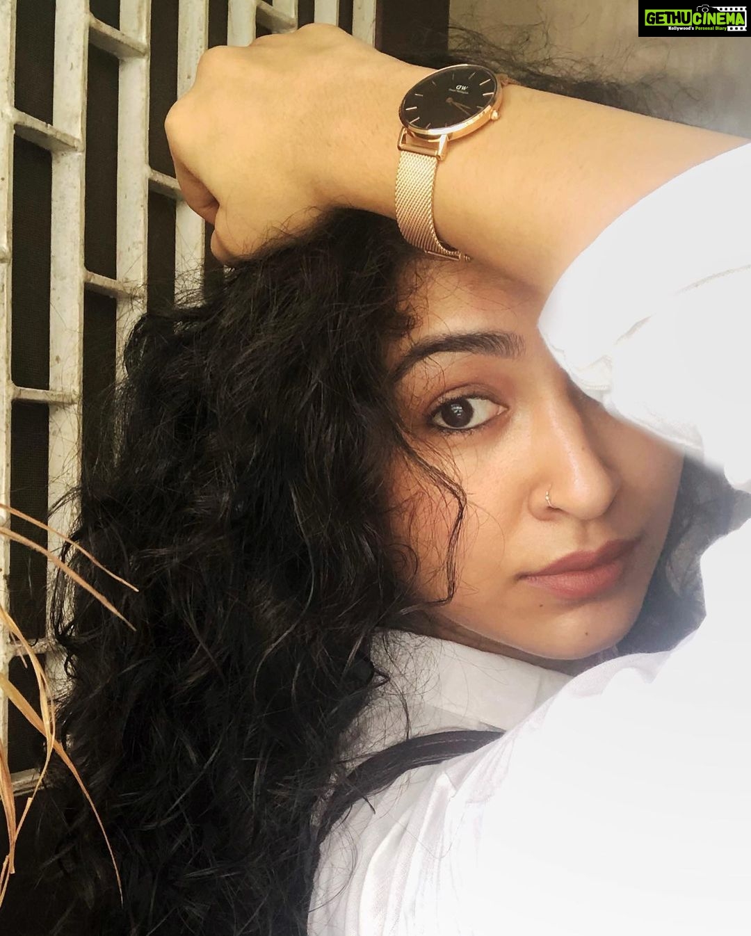Misha Ghoshal Instagram - Bringing in the Festivities with my favourite @danielwellington. Use my code DWMEESHA to get a 15% off at checkout #danielwellington #ad