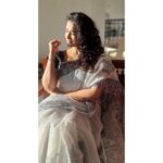 Misha Ghoshal Instagram - Sun kissed 🥰 Wearing this beautiful saree from @useeshopapp #black #white #saree #love