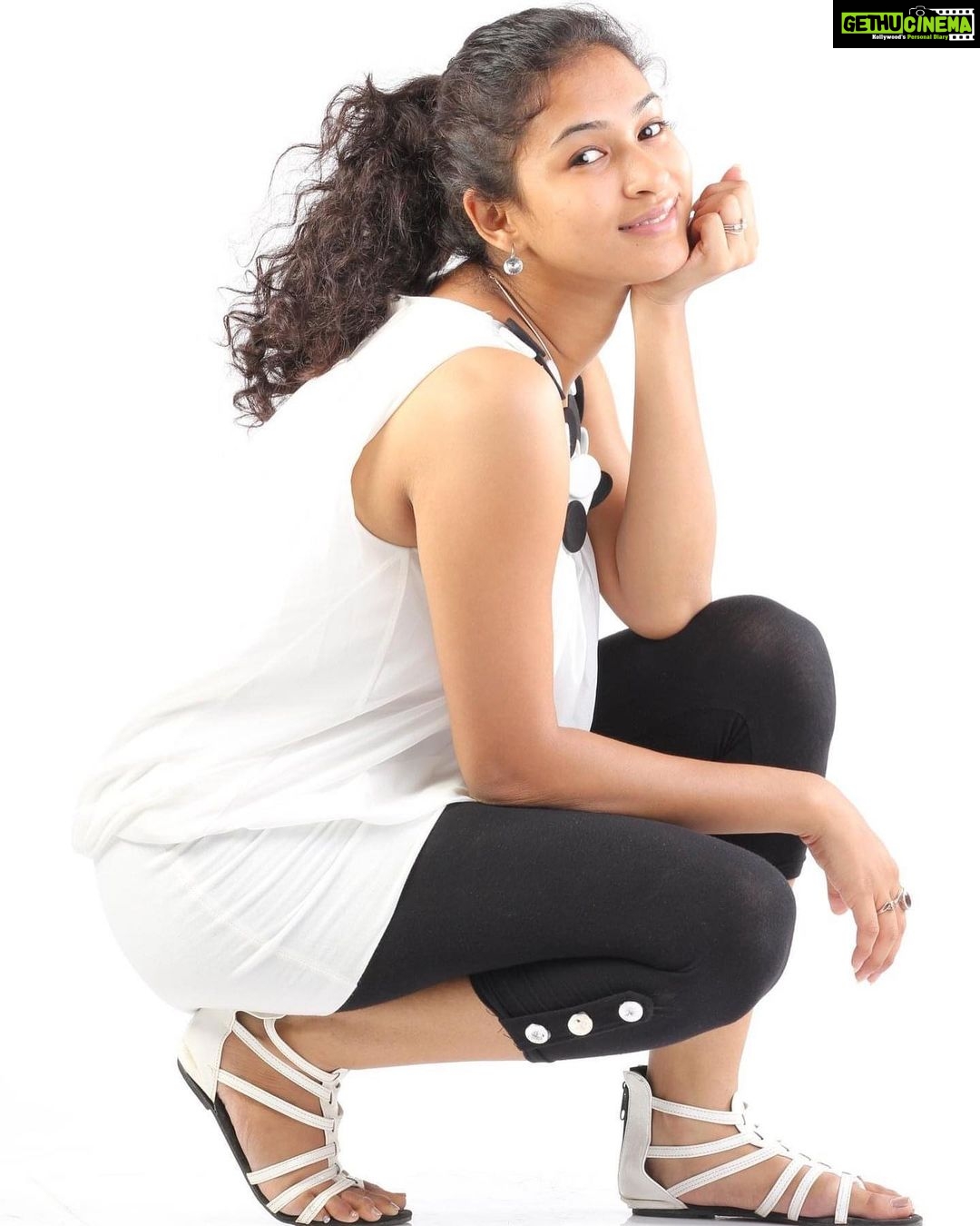 Misha Ghoshal Instagram - Here u go… Since you guys voted yes and wanted me to upload pics from this album, you can now witness my extraordinary posing skills 😂😂😂 clicked in 2011 🙈🙈🙈 clicked by @chordiapooja remember this? 😂 #majorthrowback Chennai, India