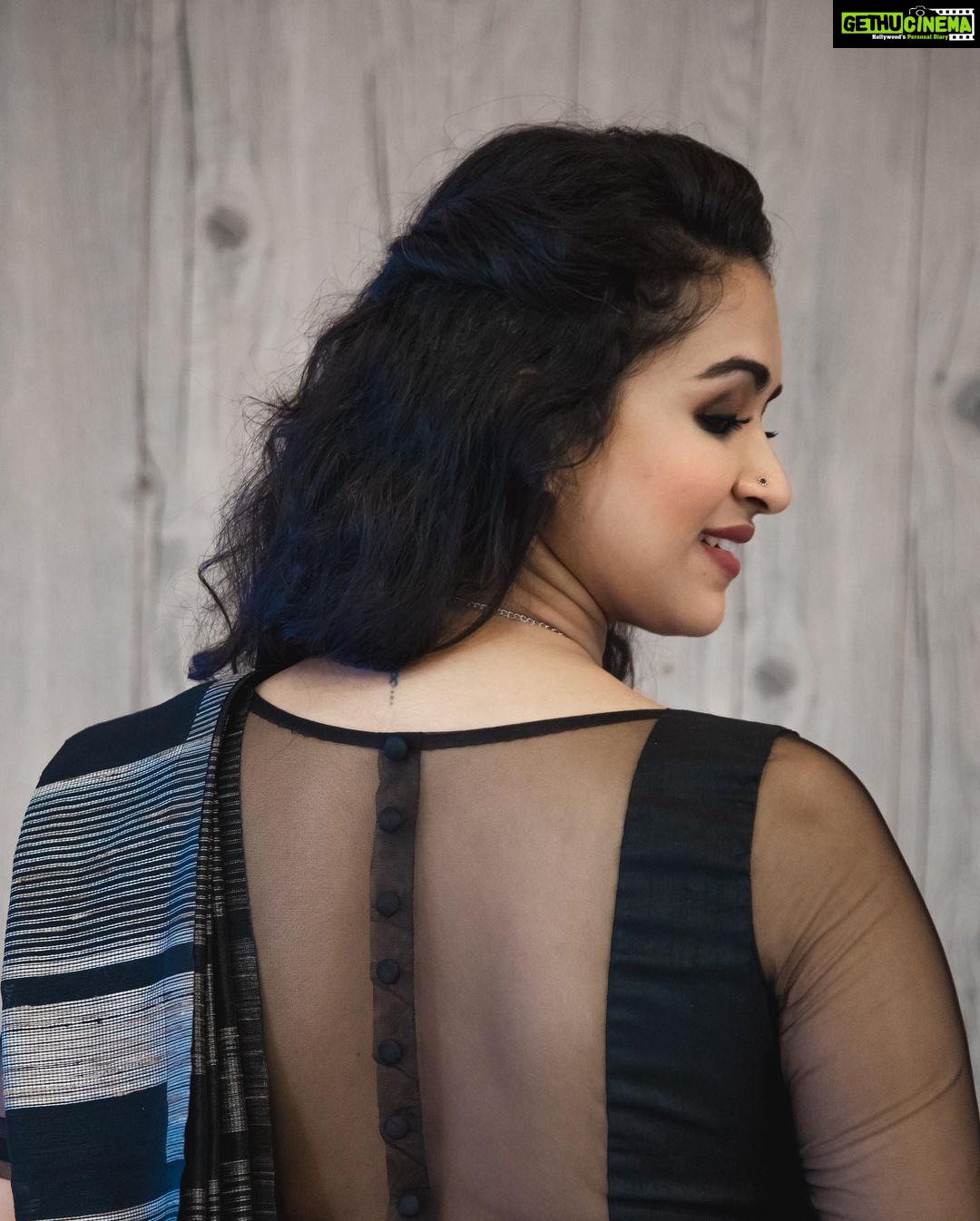 Misha Ghoshal Instagram - Black showing it’s divinity Shot for @labelmana Photography @infinity_skylight Jewelery @manjushaa_jewelry Makeup @themystiquekohl Design & Styling @mey.pandian Assisted by @niki_dili @akshayaa.ven Location @tattva_thestudio