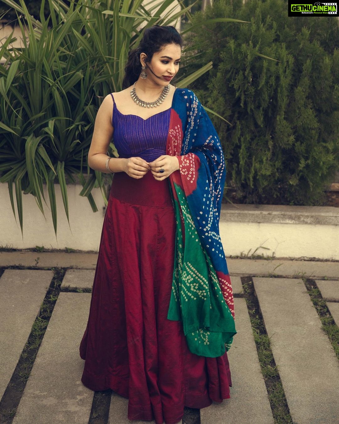 Misha Ghoshal Instagram - When colours start talking 💫 Shot for @labelmana Photography @infinity_skylight Jewelery @manjushaa_jewelry Makeup @themystiquekohl Design & Styling @mey.pandian Assisted by @niki_dili @akshayaa.ven Location @tattva_thestudio
