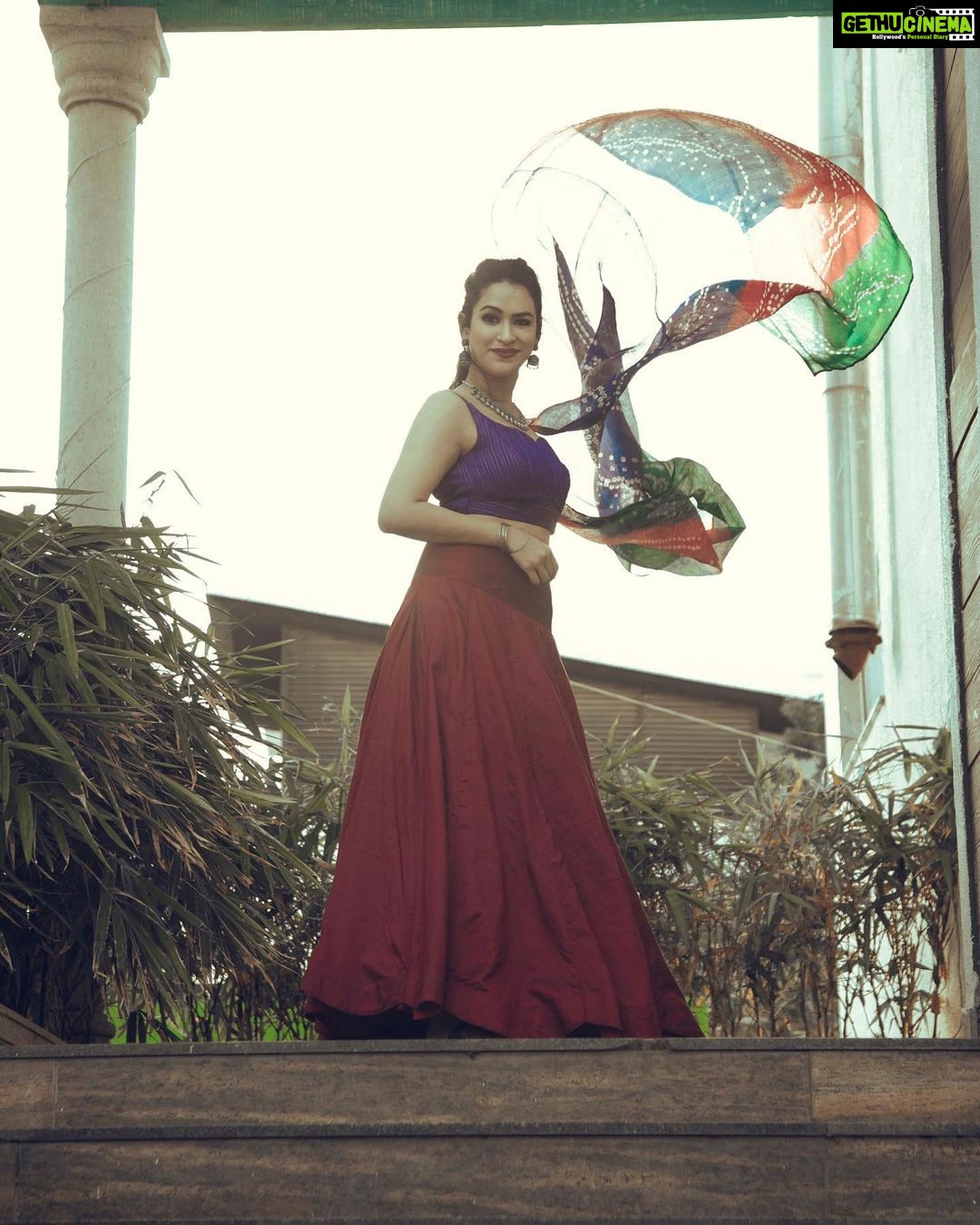 Misha Ghoshal Instagram - When colours start talking π« Wearing this beautiful outfit from @labelmana Shot for @labelmana Photography @infinity_skylight Jewelery @manjushaa_jewelry Makeup @themystiquekohl Design & Styling @mey.pandian Assisted by @niki_dili @akshayaa.ven Location @tattva_thestudio