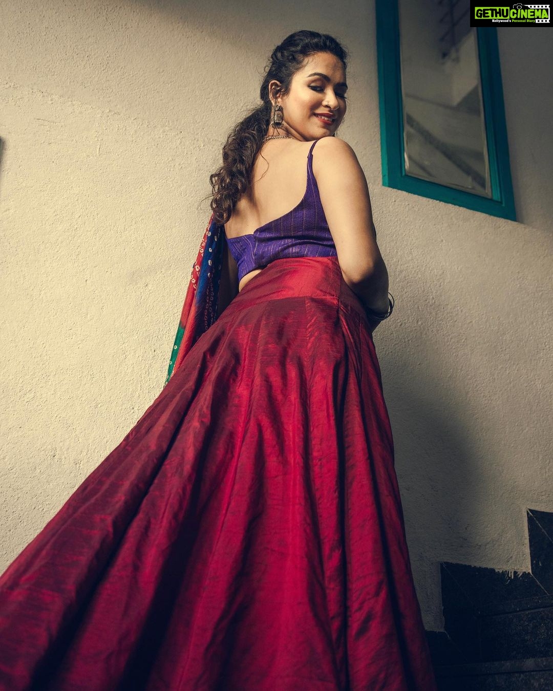 Misha Ghoshal Instagram - When colours start talking 💫 Shot for @labelmana Photography @infinity_skylight Jewelery @manjushaa_jewelry Makeup @themystiquekohl Design & Styling @mey.pandian Assisted by @niki_dili @akshayaa.ven Location @tattva_thestudio