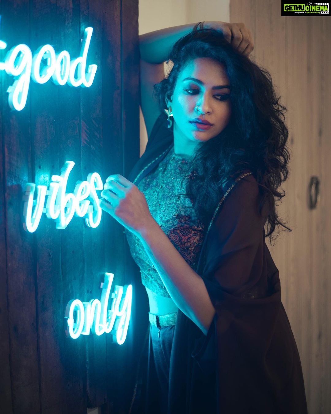 Misha Ghoshal Instagram - #goodvibesonly π Shot for @labelmana Photography @infinity_skylight Jewelery @manjushaa_jewelry Makeup @themystiquekohl Design & Styling @mey.pandian Assisted by @niki_dili @akshayaa.ven Location @tattva_thestudio