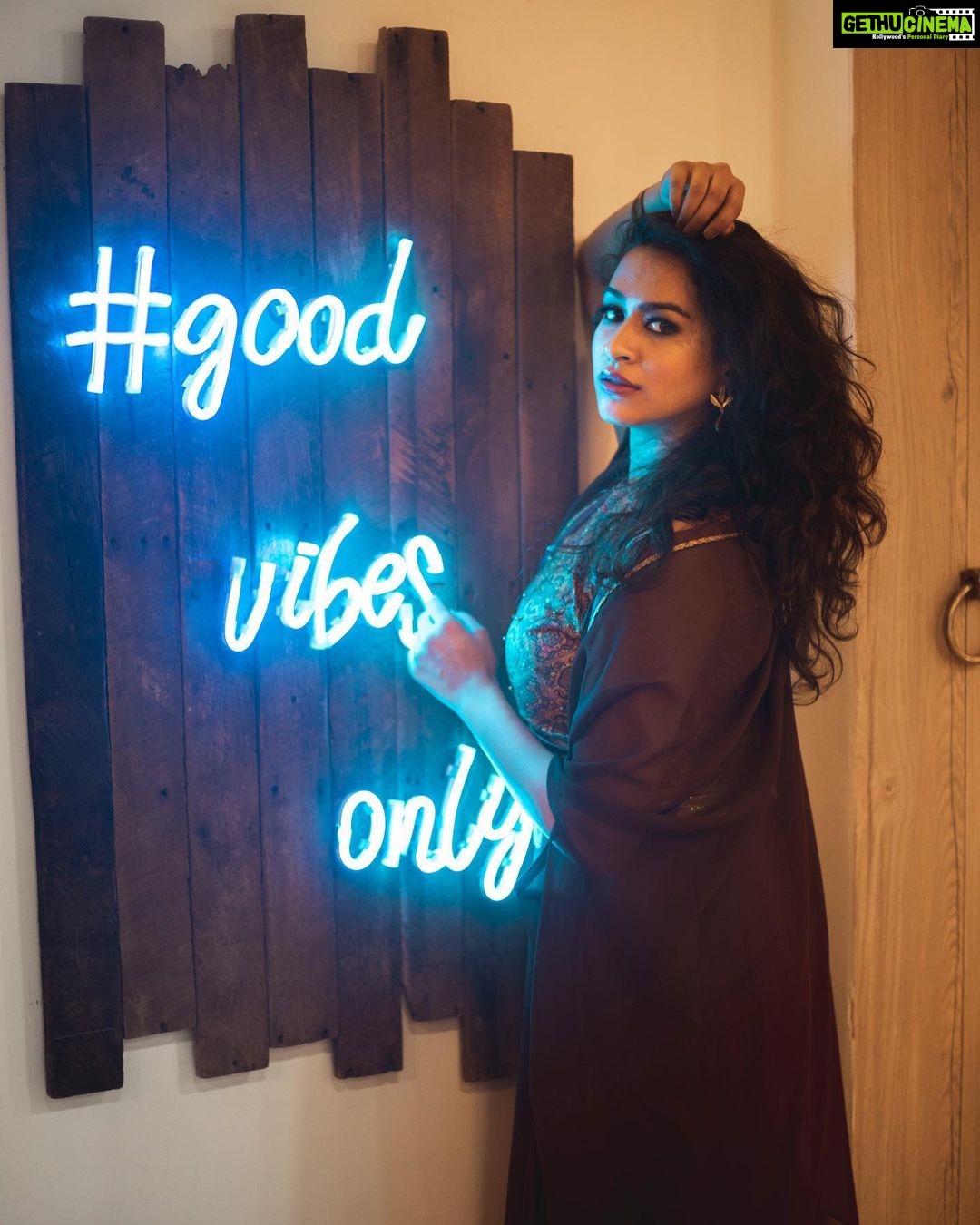 Misha Ghoshal Instagram - #goodvibesonly π Shot for @labelmana Photography @infinity_skylight Jewelery @manjushaa_jewelry Makeup @themystiquekohl Design & Styling @mey.pandian Assisted by @niki_dili @akshayaa.ven Location @tattva_thestudio