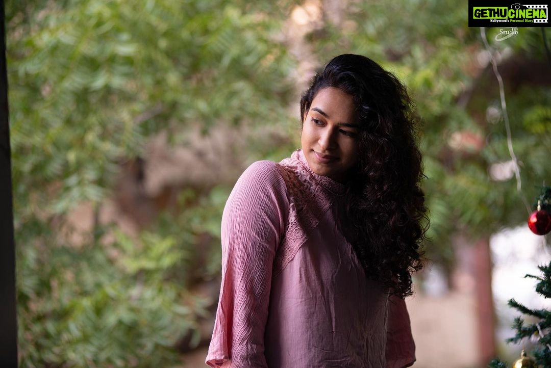 Misha Ghoshal Instagram - Amidst all the chaos, v still find the lil lil spark that keeps us going strong 💪🏼 to all those fighting some kind of battle inside or outside yourselves ❤️ #staystrong PC: @ramani_s2udioofficial