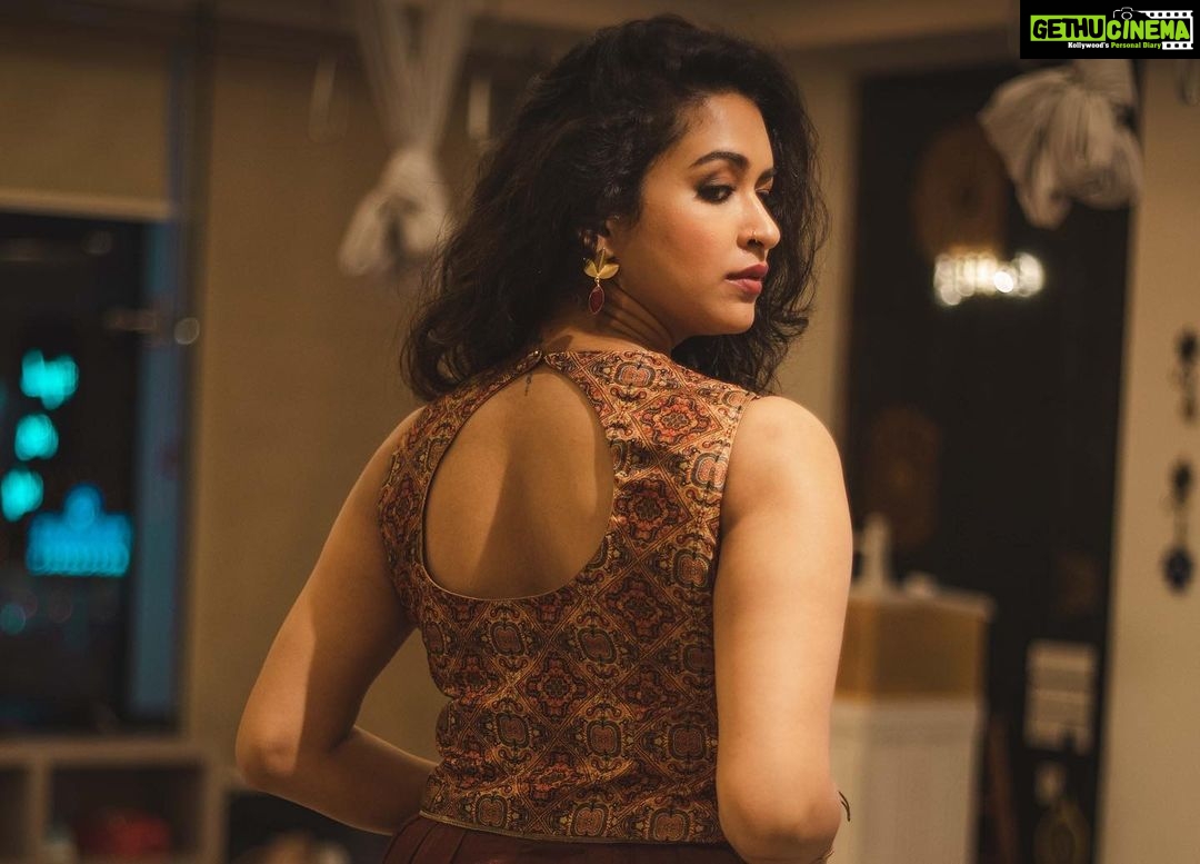 Misha Ghoshal Instagram - Shot for @labelmana In frame @meesha.ghoshal Photography @infinity_skylight Jewelery @manjushaa_jewelry Makeup @themystiquekohl Design & Styling @mey.pandian Assisted by @niki_dili @akshayaa.ven Location @tattva_thestudio