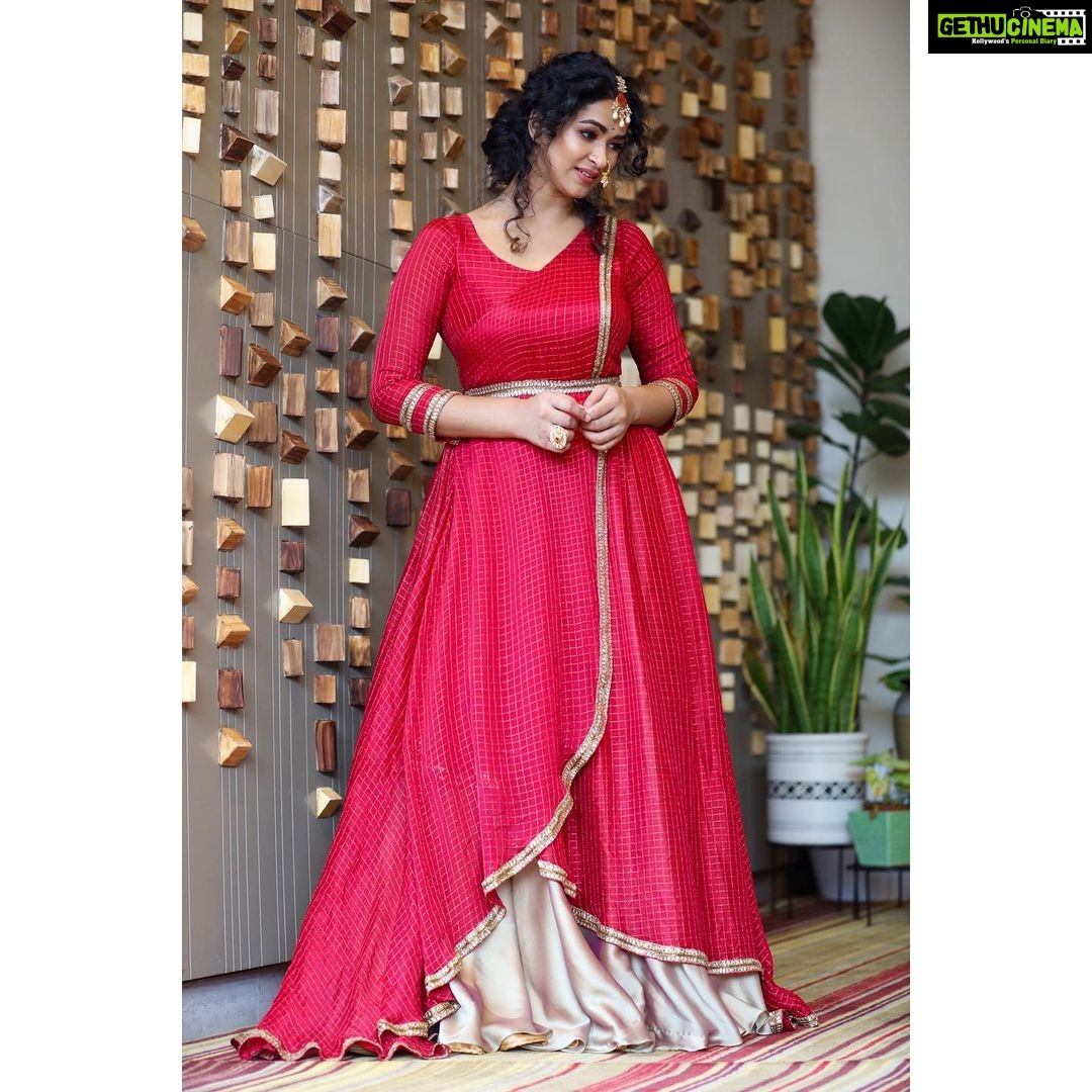 Misha Ghoshal Instagram - ✨✨✨ Team Wardrobe and styling: @Nirali_design_house Muse : @meesha.ghoshal Mua: @Vijiknr Photography : @arunprasath_photography Photo edit : @memoriesbysubash @subash1010 Jewellary: @bronzerbridaljewellery Location: @novotelchennaiomr Special thanks to : @weddingvows.in , @itsme_daksh @rays_of_eternal_sunshine #traditional #halfsaree #photoshoot #collaboration #instagram #instagood #instamood #nirali #indianactress #actorlife #makeover