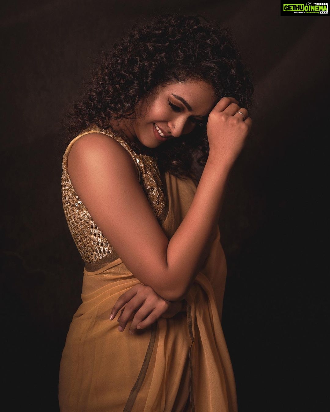 Misha Ghoshal Instagram - ✨ Photographs By @bontonphotographs & @sense8photography Associate With @pixelcloud.in Mua @glitters_makeup_hair Hair @cirpi_makeover Wardrobe @faamysfashions Assists @ishwariya_krishnan__ #curlyhair #saree #photoshoot #chennai #actor #actresslife #artwork #fineart #fineartphotography #collaboration #celebration