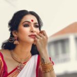 Misha Ghoshal Instagram - Maa Durga 😇 she visits us every yr this time to shower all her blessings, love, happiness nd many more ❤️ Happy Panchami 😇 #happynavratri #happydurgapuja #bengali #festival #photoshoot #shootmode #makeover #beach Designer: @styleupramyasekar Saree : @dd_silkhouse. blouse: @ramya_sekar_design_studio MUA: @devismakeupartistry hairstylist: @rama_sareedrapist Jewellery: @chennai_jazz Photography: @portraitsbyunni and @infinity_skylight