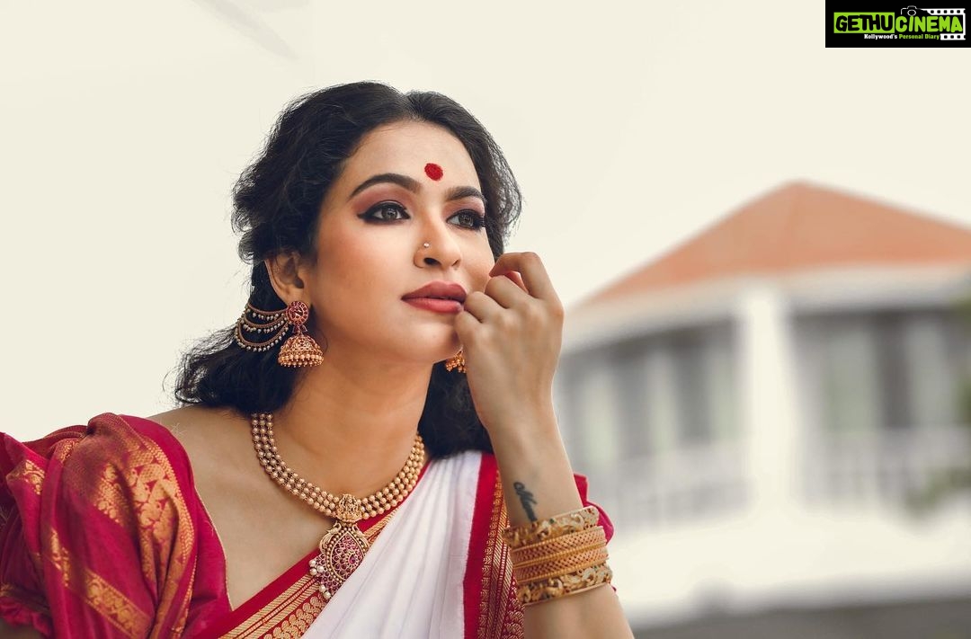 Misha Ghoshal Instagram - Maa Durga π she visits us every yr this time to shower all her blessings, love, happiness nd many more β€οΈ Happy Panchami π #happynavratri #happydurgapuja #bengali #festival #photoshoot #shootmode #makeover #beach Designer: @styleupramyasekar Saree : @dd_silkhouse. blouse: @ramya_sekar_design_studio MUA: @devismakeupartistry hairstylist: @rama_sareedrapist Jewellery: @chennai_jazz Photography: @portraitsbyunni and @infinity_skylight