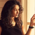 Misha Ghoshal Instagram - Every window opens with a new chapter 😇 PC: @dinesh_baburaj #impromptu #photoshoot #casual #black #nosepiercing Chennai, India