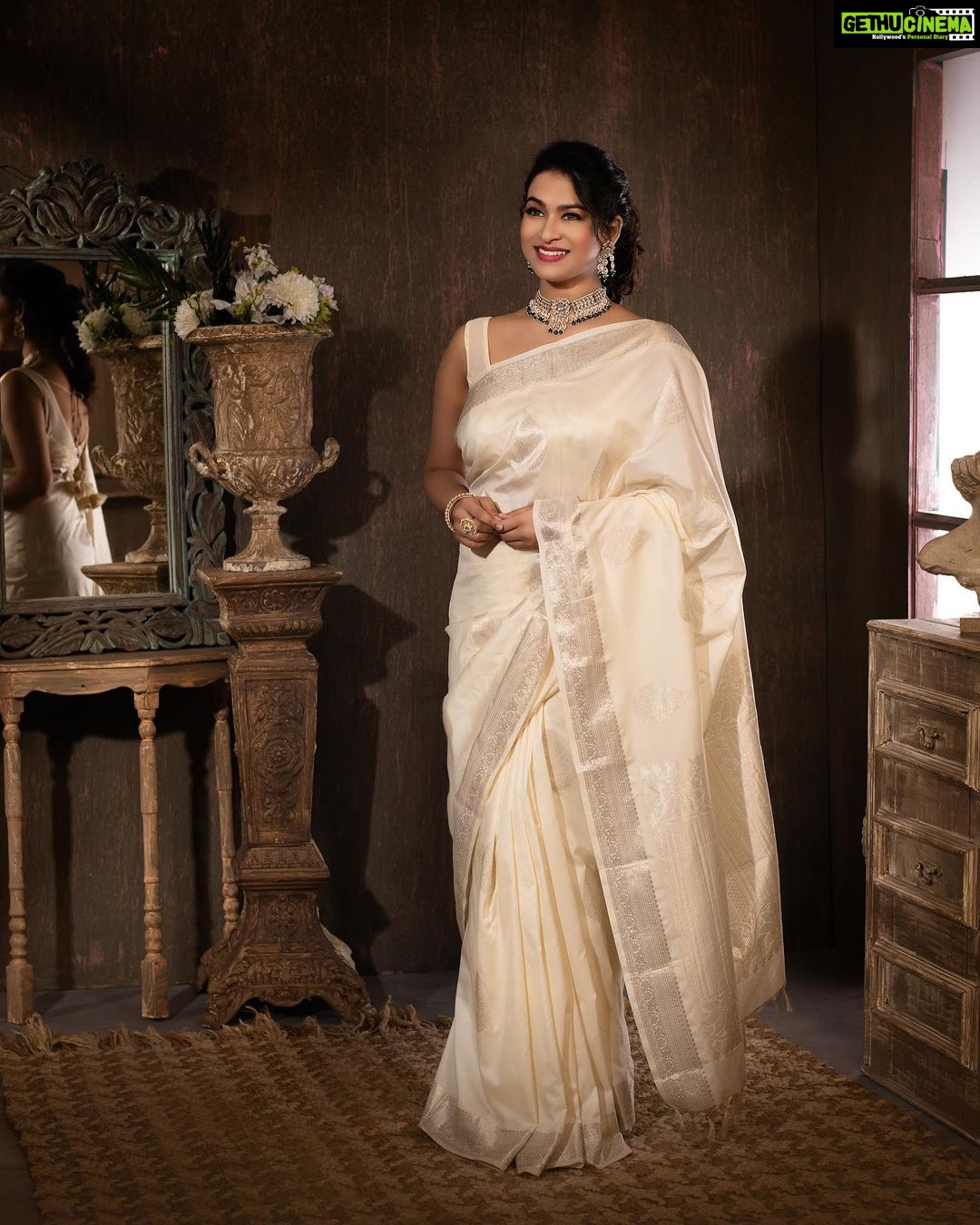Misha Ghoshal Instagram - A white saree always speaks for itself ✨ H&M: @malathi_makeupartist Jewellery: @aaranyarentaljewellery Photography: @vickasraja_vr Assist: @greyshadowphotography Costume Brand @mabia_mb Designer @priyaregan_84 ... ... ... #traditional #chennaimakeupartist #adshoot #studiophotography #tamilfilmindustry #southindian #indianlook #actress #actresslife #kanchipuramsaree #chennai #chennaiphotographer #chennaimodels #dm #collab #shoot #meeshaghoshal #misha IStills