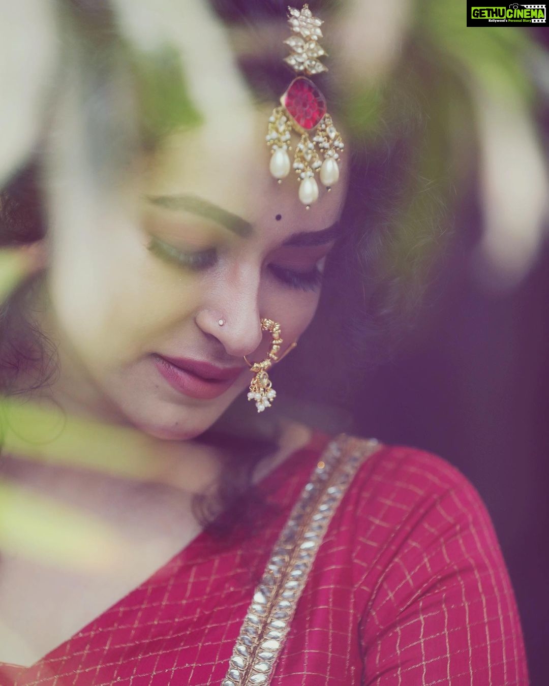 Misha Ghoshal Instagram - Happy New year everyone 😁 May this 2021 bring u all a lot of joy, prosperity, good health and lots nd lots of love and happiness ❤️ ✨✨ Team Wardrobe and styling: @Nirali_design_house Muse : @meesha.ghoshal Mua: @Vijiknr Photography : @arunprasath_photography Photo edit : @memoriesbysubash @subash1010 Jewellary: @bronzerbridaljewellery Location: @novotelchennaiomr Special thanks to : @weddingvows.in , @itsme_daksh @rays_of_eternal_sunshine #traditional #halfsaree #photoshoot #collaboration #instagram #instagood #instamood #nirali #indianactress #actorlife #makeover