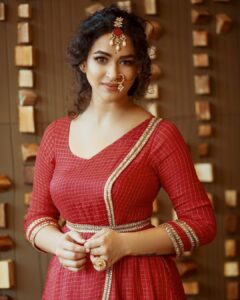 Misha Ghoshal Instagram - ✨✨ 

Team
Wardrobe and styling: @Nirali_design_house
Muse : @meesha.ghoshal
Mua: @Vijiknr
Photography : @arunprasath_photography
Photo edit : @memoriesbysubash @subash1010
Jewellary: @bronzerbridaljewellery
Location: @novotelchennaiomr
Special thanks to :  @weddingvows.in , @itsme_daksh @rays_of_eternal_sunshine

#traditional #halfsaree #photoshoot #collaboration #instagram #instagood #instamood #nirali #indianactress #actorlife #makeover