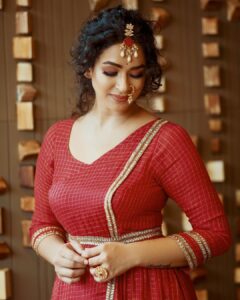 Misha Ghoshal Instagram - ✨✨ Team Wardrobe and styling: @Nirali_design_house Muse : @meesha.ghoshal Mua: @Vijiknr Photography : @arunprasath_photography Photo edit : @memoriesbysubash @subash1010 Jewellary: @bronzerbridaljewellery Location: @novotelchennaiomr Special thanks to : @weddingvows.in , @itsme_daksh @rays_of_eternal_sunshine #traditional #halfsaree #photoshoot #collaboration #instagram #instagood #instamood #nirali #indianactress #actorlife #makeover