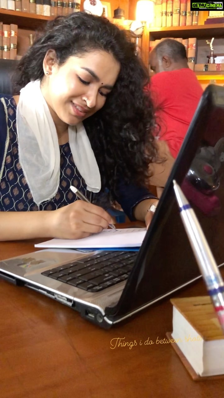 Misha Ghoshal Instagram - Time pass between shots 🙈