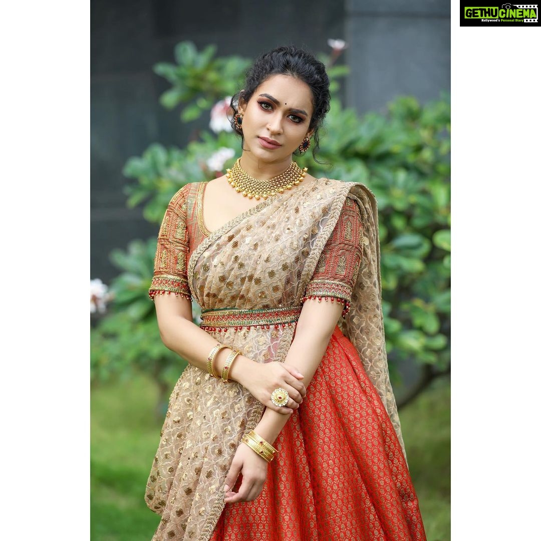 Misha Ghoshal Instagram - ✨✨✨ Team Wardrobe and styling: @Nirali_design_house Muse : @meesha.ghoshal Mua: @Vijiknr Photography : @arunprasath_photography Photo edit : @memoriesbysubash @subash1010 Jewellary: @bronzerbridaljewellery Location: @novotelchennaiomr Special thanks to : @weddingvows.in , @itsme_daksh @rays_of_eternal_sunshine #traditional #halfsaree #photoshoot #collaboration #instagram #instagood #instamood #nirali #indianactress #actorlife #makeover