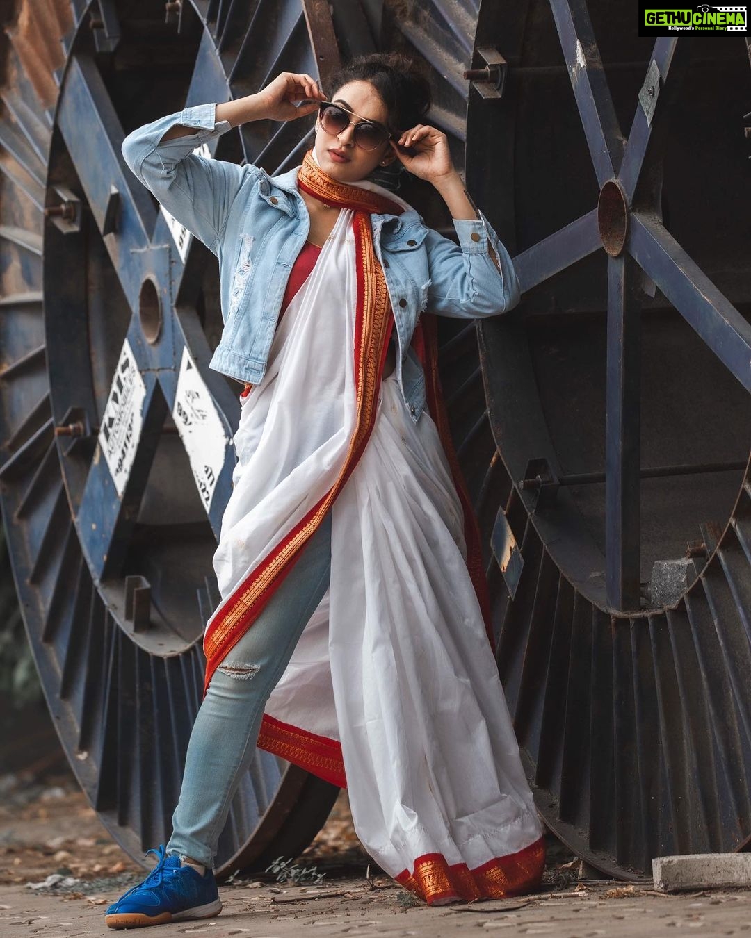 Misha Ghoshal Instagram - ✨ Designer: @styleupramyasekar Saree : @dd_silkhouse. blouse: @ramya_sekar_design_studio MUA: @devismakeupartistry hairstylist: @rama_sareedrapist Jewellery: @chennai_jazz Photography: @portraitsbyunni and @infinity_skylight #photography #photoshoot #styling #fushion #chennai #omr #denimjacket #denim #saree #actor #actorslife #shoot