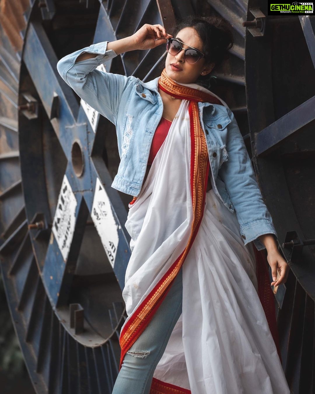 Misha Ghoshal Instagram - ✨ Designer: @styleupramyasekar Saree : @dd_silkhouse. blouse: @ramya_sekar_design_studio MUA: @devismakeupartistry hairstylist: @rama_sareedrapist Jewellery: @chennai_jazz Photography: @portraitsbyunni and @infinity_skylight #photography #photoshoot #styling #fushion #chennai #omr #denimjacket #denim #saree #actor #actorslife #shoot