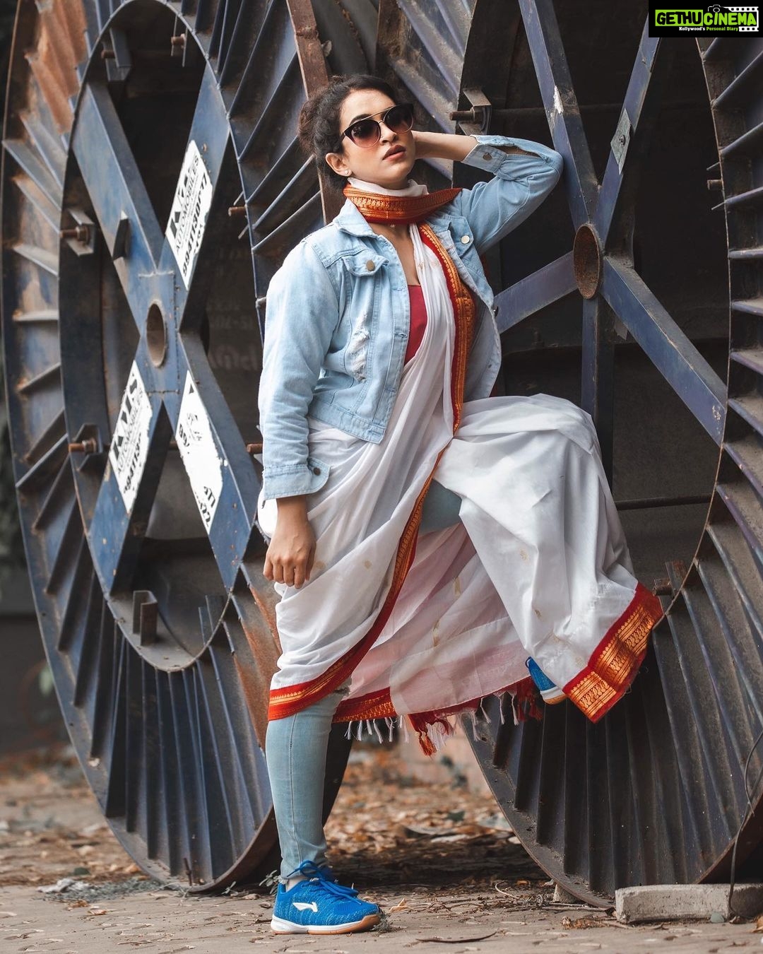 Misha Ghoshal Instagram - ✨ Designer: @styleupramyasekar Saree : @dd_silkhouse. blouse: @ramya_sekar_design_studio MUA: @devismakeupartistry hairstylist: @rama_sareedrapist Jewellery: @chennai_jazz Photography: @portraitsbyunni and @infinity_skylight #photography #photoshoot #styling #fushion #chennai #omr #denimjacket #denim #saree #actor #actorslife #shoot