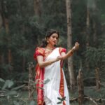 Misha Ghoshal Instagram - Maa Durga ✨ The power #happynavratri #happydurgapuja #bengali #festival #photoshoot #shootmode #makeover #beach Designer: @styleupramyasekar Saree : @dd_silkhouse. blouse: @ramya_sekar_design_studio MUA: @devismakeupartistry hairstylist: @rama_sareedrapist Jewellery: @chennai_jazz Photography: @portraitsbyunni and @infinity_skylight ECR