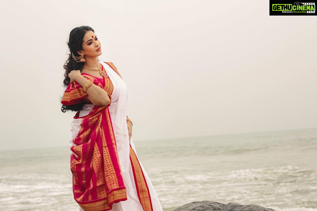 Misha Ghoshal Instagram - Maa Durga π she visits us every yr this time to shower all her blessings, love, happiness nd many more β€οΈ Happy Panchami π #happynavratri #happydurgapuja #bengali #festival #photoshoot #shootmode #makeover #beach Designer: @styleupramyasekar Saree : @dd_silkhouse. blouse: @ramya_sekar_design_studio MUA: @devismakeupartistry hairstylist: @rama_sareedrapist Jewellery: @chennai_jazz Photography: @portraitsbyunni and @infinity_skylight