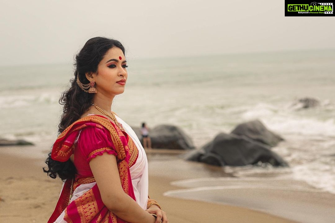 Misha Ghoshal Instagram - Maa Durga π she visits us every yr this time to shower all her blessings, love, happiness nd many more β€οΈ Happy Panchami π #happynavratri #happydurgapuja #bengali #festival #photoshoot #shootmode #makeover #beach Designer: @styleupramyasekar Saree : @dd_silkhouse. blouse: @ramya_sekar_design_studio MUA: @devismakeupartistry hairstylist: @rama_sareedrapist Jewellery: @chennai_jazz Photography: @portraitsbyunni and @infinity_skylight