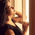 Misha Ghoshal Instagram - Every window opens with a new chapter 😇 PC: @dinesh_baburaj #impromptu #photoshoot #casual #black #nosepiercing Chennai, India