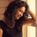 Misha Ghoshal Instagram - Every window opens with a new chapter 😇 PC: @dinesh_baburaj #impromptu #photoshoot #casual #black #nosepiercing Chennai, India