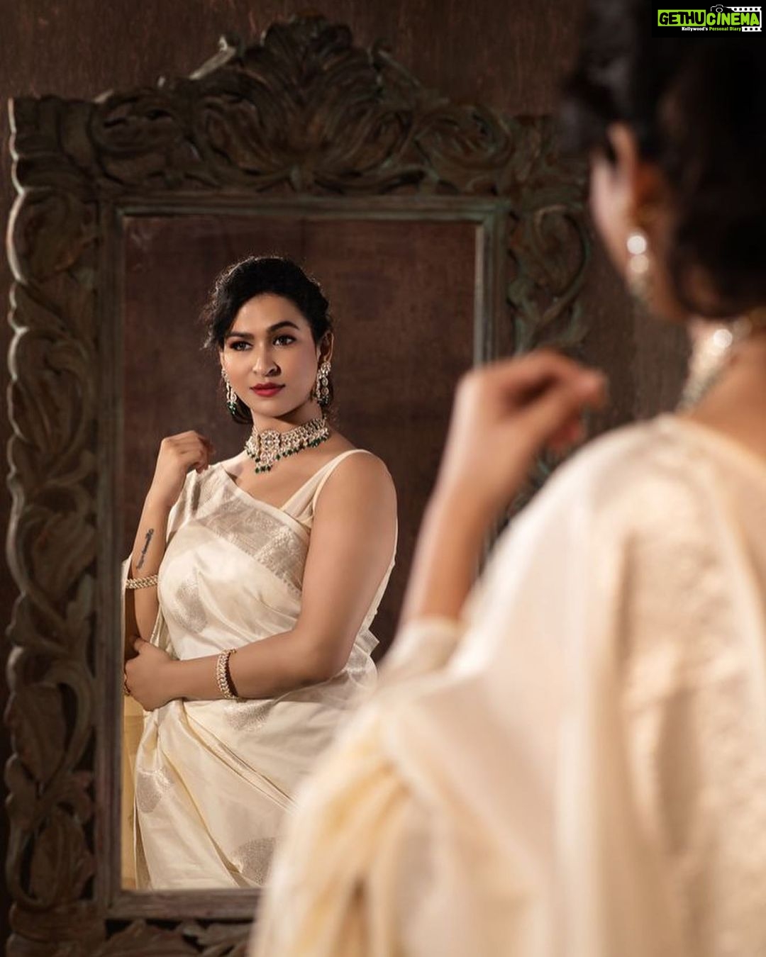 Misha Ghoshal Instagram - A white saree always speaks for itself ✨ H&M: @malathi_makeupartist Jewellery: @aaranyarentaljewellery Photography: @vickasraja_vr Assist: @greyshadowphotography Costume Brand @mabia_mb Designer @priyaregan_84 ... ... ... #traditional #chennaimakeupartist #adshoot #studiophotography #tamilfilmindustry #southindian #indianlook #actress #actresslife #kanchipuramsaree #chennai #chennaiphotographer #chennaimodels #dm #collab #shoot #meeshaghoshal #misha IStills