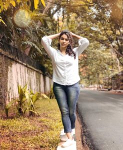 Misha Ghoshal Instagram - Only boring ppl get bored staying alone... entertain urself nd most importantly love urself ❤️ #noboredom