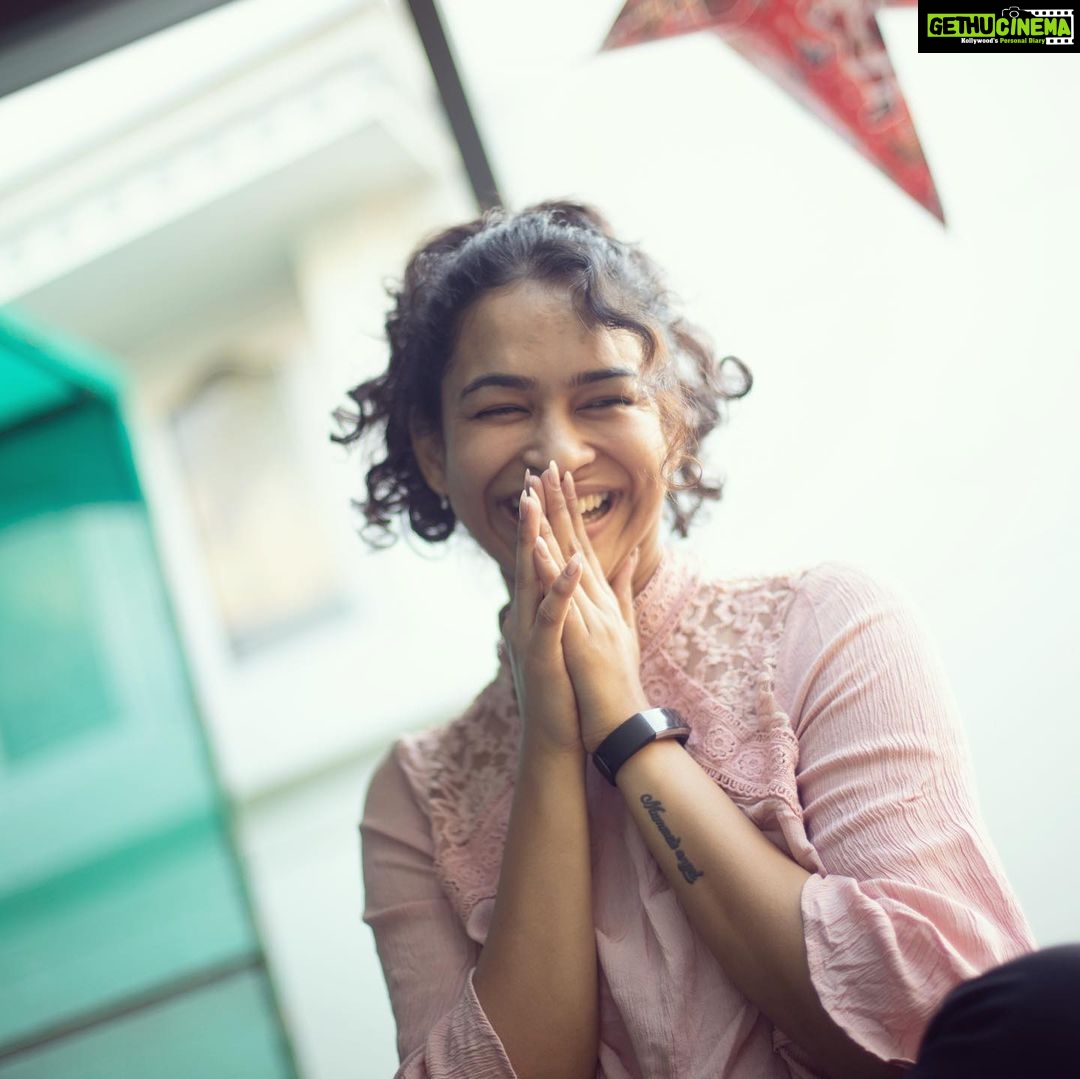 Misha Ghoshal Instagram - Learn to laugh at urself 😂 PC: @ramani_s2udioofficial