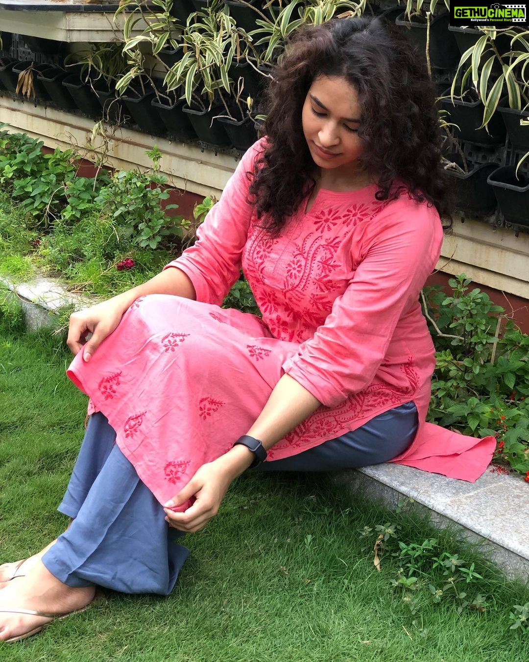 Misha Ghoshal Instagram - Lost in between space and paradise 😇 #pink #chikankurti #nature #happyme